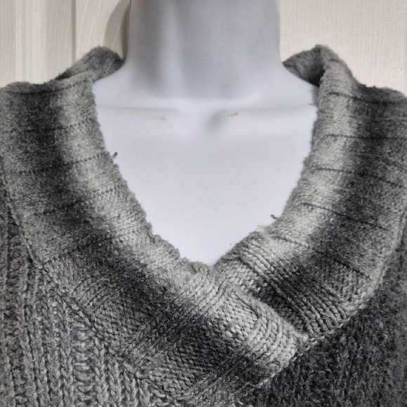Arizona Jean Company Two Tone Gray Ombre V-Neck Sweater Size Medium - Picture 5 of 9